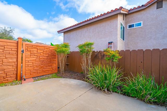 6433 La Paloma Street, Carlsbad CA: https://media.crmls.org/mediaz/adad34cf-afe5-4be0-befd-833a9f4a792a.jpg