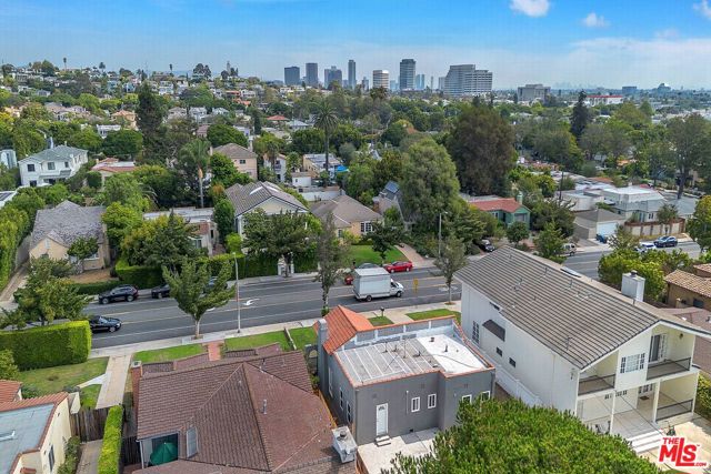 928 26th Street, Santa Monica CA: https://media.crmls.org/mediaz/adaebb64-0040-46b7-805a-91a64c5a085a.jpg