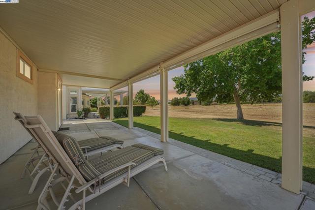 491 Central Park Pl, Brentwood CA: https://media.crmls.org/mediaz/adb226e9-95cb-40fe-92c4-cb86197a6789.jpg