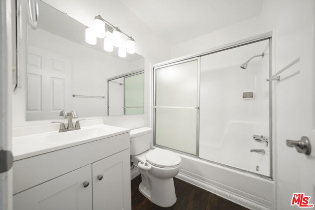 7631 Reseda Boulevard, Reseda CA: https://media.crmls.org/mediaz/adb22dff-8a23-42e7-ad05-0cf2b68b0ef2.jpg