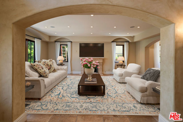 265 N Kenter Avenue, Los Angeles CA: https://media.crmls.org/mediaz/adb2e358-2943-4976-aaae-0c738fa17630.jpg