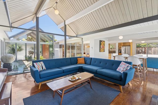 3767 Gainsborough Dr, Concord CA: https://media.crmls.org/mediaz/adb34766-6ea8-402b-ab22-3bd2c3aacc52.jpg