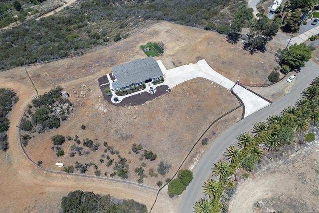 4027 Sumac Summit, Fallbrook CA: https://media.crmls.org/mediaz/adb3983c-b471-46c8-86a2-d213ea04b3bb.jpg