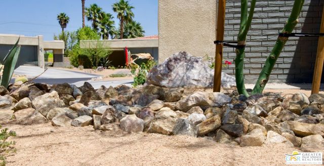 1533 N Sunflower Court, Palm Springs CA: https://media.crmls.org/mediaz/adb46562-4021-492d-81f1-4870d6fa20a7.jpg