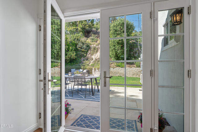 519 Paulette Place, La Canada Flintridge CA: https://media.crmls.org/mediaz/adb46566-7c31-4e4f-8a03-437d44421b6c.jpg