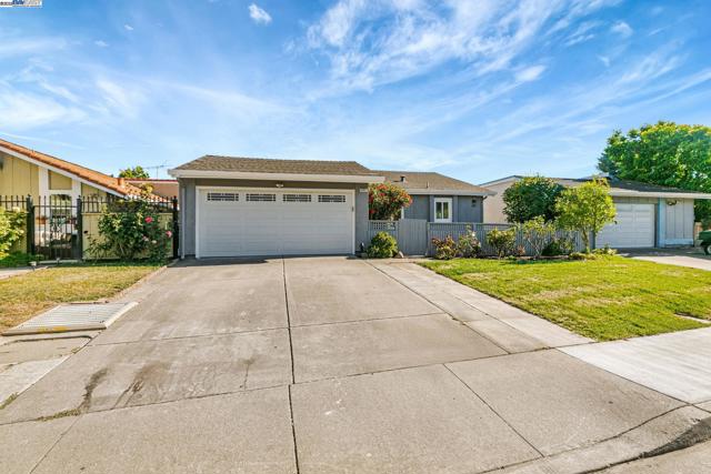 34915 Skylark Dr, Union City CA: https://media.crmls.org/mediaz/adb5ad4a-8c82-409d-9493-f562a46343bc.jpg
