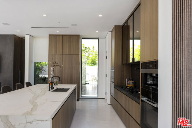 137 S Wetherly Drive, Beverly Hills CA: https://media.crmls.org/mediaz/adb5b22b-a385-4d13-bfd5-6c85b0a73c8b.jpg
