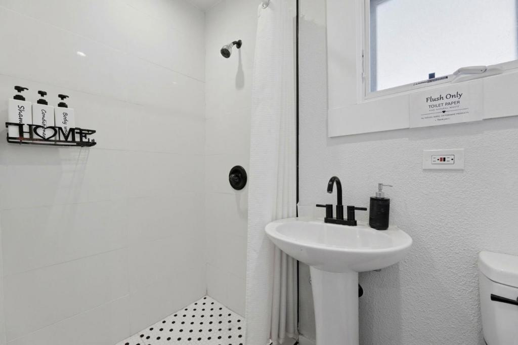 https://media.crmls.org/mediaz/adb63a61-2902-402f-8d86-dd6fe086ba91.jpg?preset=X-Large