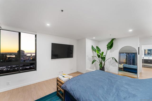 700 Front St, San Diego CA: https://media.crmls.org/mediaz/adb670ed-b983-42a5-bb91-c6cecc658f4c.jpg