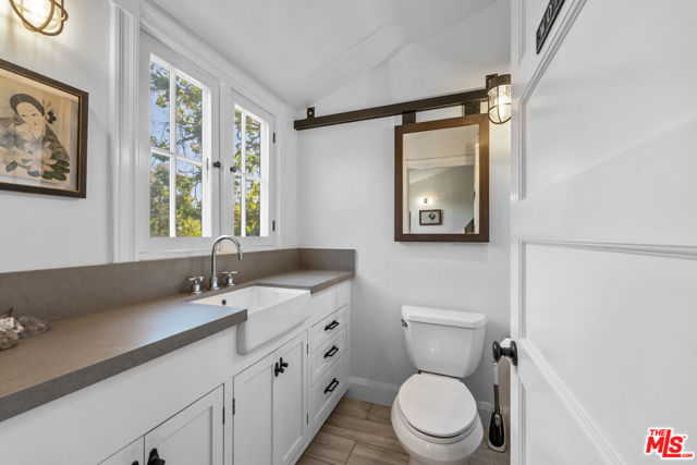 233 S Saltair Avenue, Los Angeles CA: https://media.crmls.org/mediaz/adb6e0a9-c5ae-442a-8dd9-5e557c49a99d.jpg
