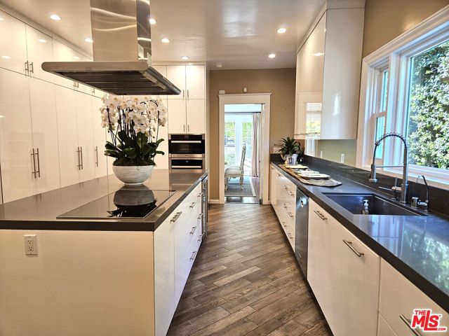 136 Fremont Place, Los Angeles CA: https://media.crmls.org/mediaz/adb70316-4a6f-490c-b7f7-958f81d6bcdb.jpg