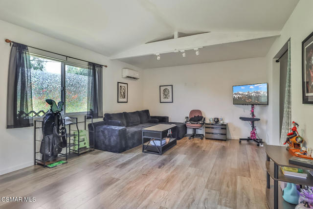 2433 Calle Narciso, Thousand Oaks CA: https://media.crmls.org/mediaz/adb7f368-6cac-495a-bf1a-6823bf54db80.jpg
