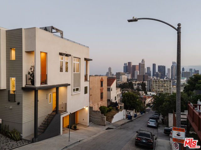 1124 W Panorama Way, Los Angeles CA: https://media.crmls.org/mediaz/adb8e8c9-bda6-4516-b836-dc316517ceb1.jpg