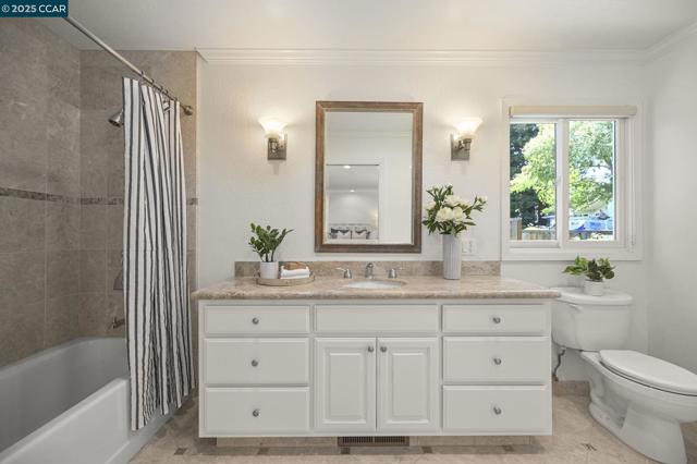 1023 White Gate Rd, Alamo CA: https://media.crmls.org/mediaz/adb923b6-ea9d-4180-ac78-8a49eb81a13a.jpg