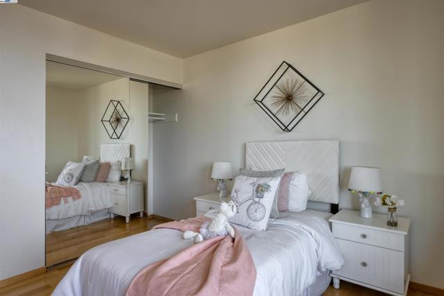 17 Ora Way, San Francisco CA: https://media.crmls.org/mediaz/adb956f0-cda5-44b9-a3cf-ee14b4ca9765.jpg