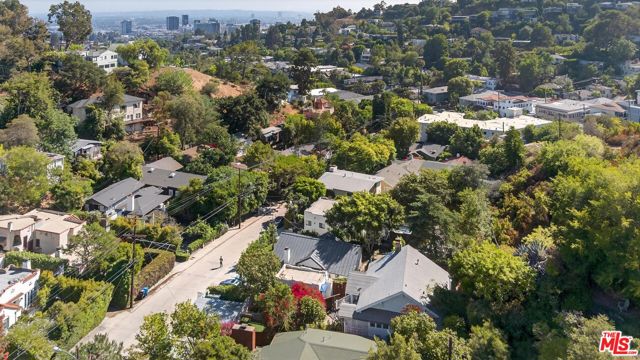 2565 Glen Green Street, Los Angeles CA: https://media.crmls.org/mediaz/adb9656f-221d-4400-9e05-114ad131cafe.jpg