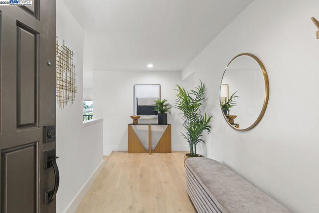 10336 Greenview Dr, Oakland CA: https://media.crmls.org/mediaz/adb9d626-b9e5-41ac-b936-7e326ea7ad22.jpg