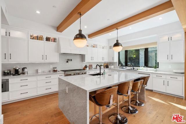 4937 Rubio Avenue, Encino CA: https://media.crmls.org/mediaz/adbae4b3-c4b9-47ce-8d0e-b422f31de2f3.jpg