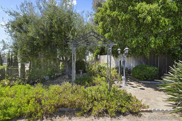 13514 Avenida Del Charro, El Cajon CA: https://media.crmls.org/mediaz/adbaf335-709c-46ea-bc35-7f59961249be.jpg