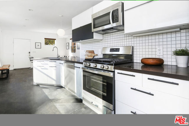 421 Beech Street, Los Angeles CA: https://media.crmls.org/mediaz/adbd807b-12bf-4a30-929b-20cc97dc0550.jpg