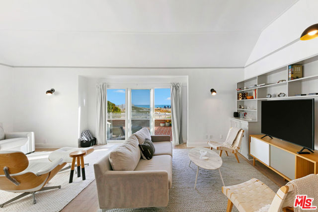 30830 Broad Beach Road, Malibu CA: https://media.crmls.org/mediaz/adbf1eb5-8386-4683-becd-0583c1e64b46.jpg