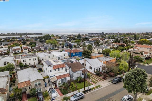 2806 Clay St, Alameda CA: https://media.crmls.org/mediaz/adbf371b-cffd-4616-a9f5-f80bc81e3be9.jpg