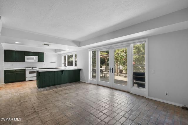 4411 Regents Court, Westlake Village CA: https://media.crmls.org/mediaz/adc13497-e3ce-4d62-b255-d65d1a7c761a.jpg