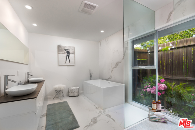 774 N KENTER Avenue, Los Angeles CA: https://media.crmls.org/mediaz/adc38755-5c21-4000-84e8-a01341fb5e0a.jpg