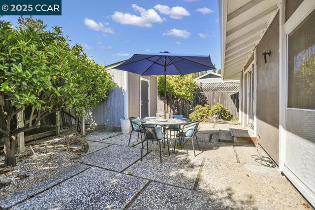 1821 Alicante Ct, Concord CA: https://media.crmls.org/mediaz/adc3b807-f34c-43ba-bf27-2926787be3d6.jpg