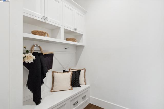 2621 Royal Oaks Dr, Alamo CA: https://media.crmls.org/mediaz/adc3ec94-7831-4ca8-b0ed-afb845044d58.jpg