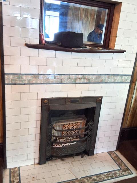3020 E 19th st, Oakland CA: https://media.crmls.org/mediaz/adc5223b-7908-4f14-82a1-d92273618717.jpg