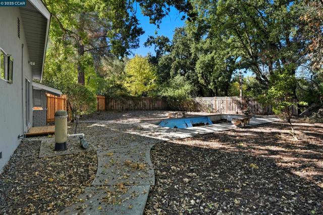 1016 Stone Valley Rd, Alamo CA: https://media.crmls.org/mediaz/adc565c5-45d1-401e-98f7-f0f815013b3e.jpg