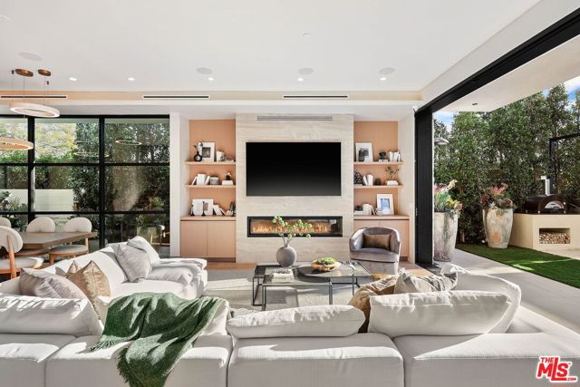 4445 Van Noord Avenue, Studio City CA: https://media.crmls.org/mediaz/adc5b15f-c8bf-492d-811f-2a796863f403.jpg