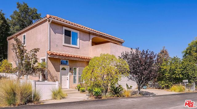 121 Navajo Lane, Topanga CA: https://media.crmls.org/mediaz/adc6fd9b-2512-4977-8f06-5dbd0c6d7b5d.jpg