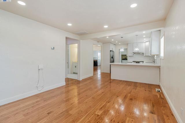 2940 Somerset Ave, Castro Valley CA: https://media.crmls.org/mediaz/adc748d7-7ac6-44ba-8a69-f023fd6ce6d9.jpg