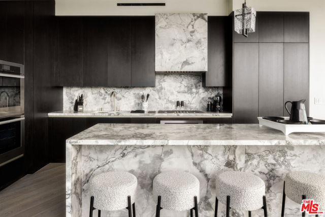 211 W Elm Court, Los Angeles CA: https://media.crmls.org/mediaz/adc77ffc-ac92-4719-a943-6ac21bcf26f3.jpg