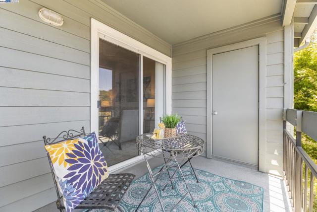 7710 Canyon Meadow Cir, Pleasanton CA: https://media.crmls.org/mediaz/adc7a188-44f8-44e9-b6df-50e182484aa9.jpg