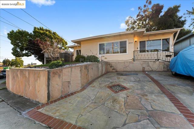 18943 Crest Ave, Castro Valley CA: https://media.crmls.org/mediaz/adc7e317-c9b1-4b13-b55f-c7f3d52d4f86.jpg