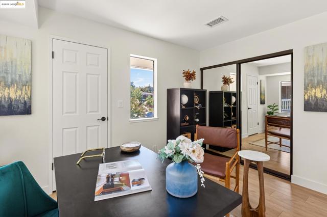 221 Village Pl, Martinez CA: https://media.crmls.org/mediaz/adc84f5f-bc23-40e7-8cbc-f3606ae628cb.jpg