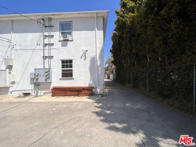 2333 S Garth Avenue, Los Angeles CA: https://media.crmls.org/mediaz/adc8a8fb-462d-4eda-b335-fa3c0f509b81.jpg