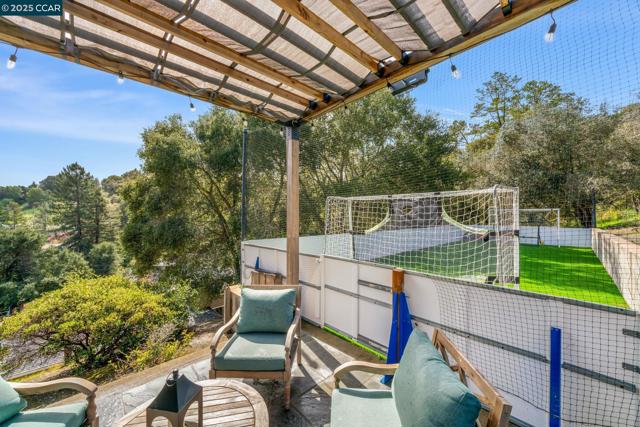125 Sleepy Hollow Ln, Orinda CA: https://media.crmls.org/mediaz/adc92434-8701-4fe0-ae41-08fa7356e370.jpg