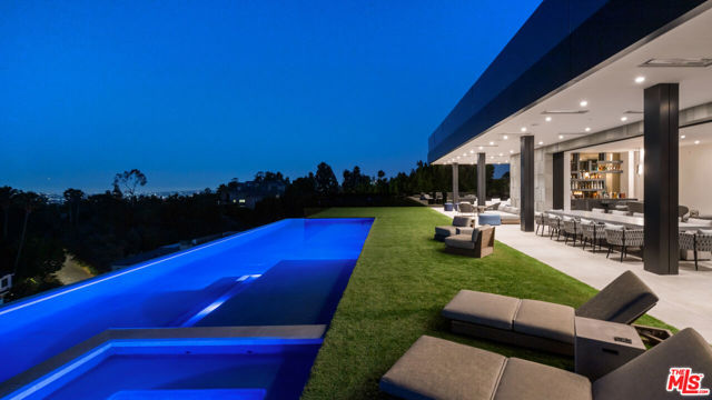 1140 Summit Drive, Beverly Hills CA: https://media.crmls.org/mediaz/adca1661-f3e4-4d07-9717-2bc5e4c8f651.jpg