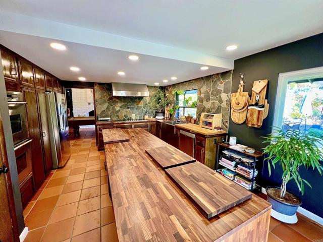 2073 Elevado Rd, Vista CA: https://media.crmls.org/mediaz/adcb565c-393a-4671-9b9c-4df73bd2c4ae.jpg
