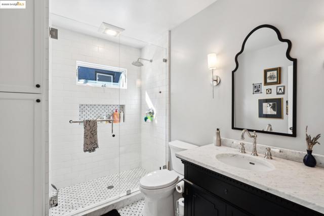 946 Alma Pl, Oakland CA: https://media.crmls.org/mediaz/adcbe611-7819-4aab-8115-dd23a21b9eb9.jpg