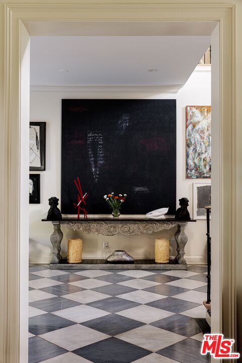 400 S Hudson Avenue, Los Angeles CA: https://media.crmls.org/mediaz/adccbfc2-666d-43e6-bb19-ca740344a12b.jpg