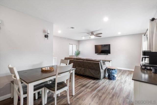 220 Eveningside Gln, Escondido CA: https://media.crmls.org/mediaz/adccc0d5-b1f0-426d-9eba-2aec2598f16e.jpg