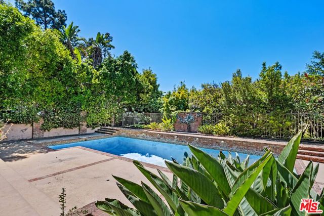 11450 Ayrshire Road, Los Angeles CA: https://media.crmls.org/mediaz/adccdebb-d9de-4721-badb-dc3162c37363.jpg