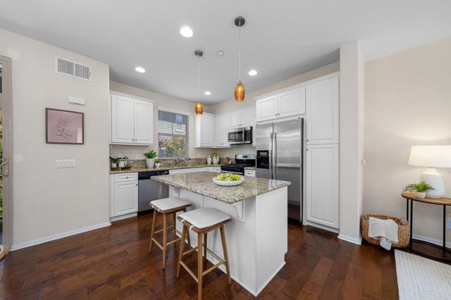 1823 Peach Court, Chula Vista CA: https://media.crmls.org/mediaz/adcce5f5-342c-46bd-8c9e-aa8f824bf53c.jpg