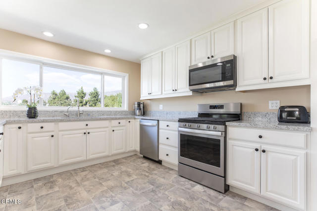 Detail Gallery Image 14 of 64 For 10272 Willow Springs Ln, Sunland,  CA 91040 - 4 Beds | 3 Baths