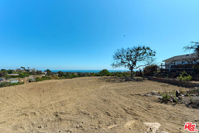 1243 Las Lomas Avenue, Pacific Palisades CA: https://media.crmls.org/mediaz/adcd2fd3-d436-4008-89e4-619974fcaa57.jpg